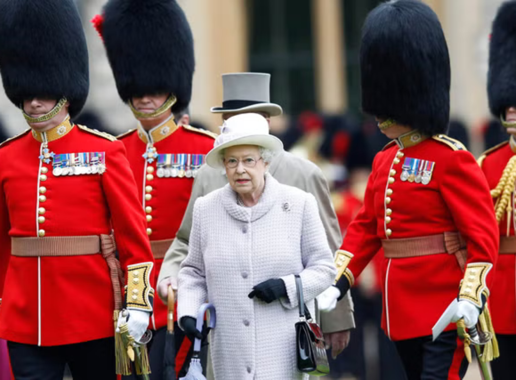 How much do the Queen’s guards get paid?